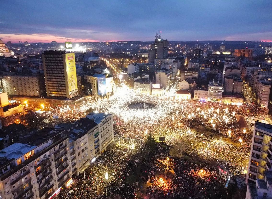 Opozita dhe studentët po i japin një shans të artë regjimit së Vuçiçit, ja pse Serbia po shkon drejt skenarit bjellorus