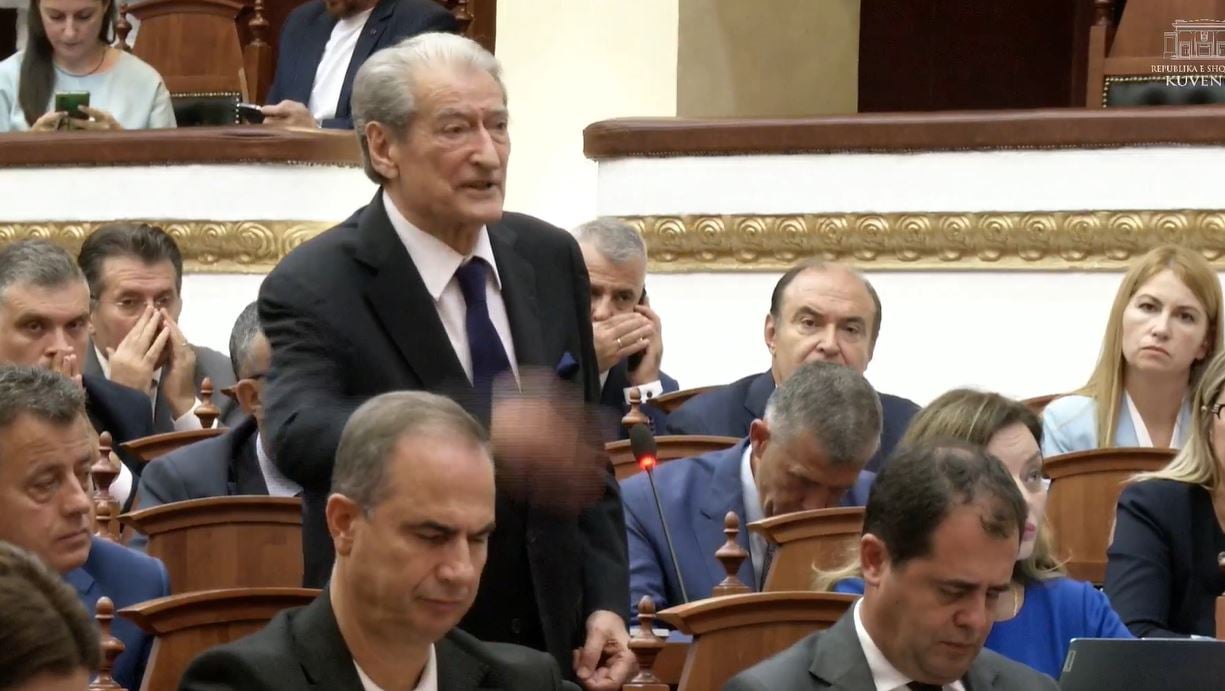 Opozita nuk pranon të votojë ndryshimet e rregullores së Kuvendit, Berisha: Akt i turpshëm, për maxhorancën Kushtetuta është prostitutë