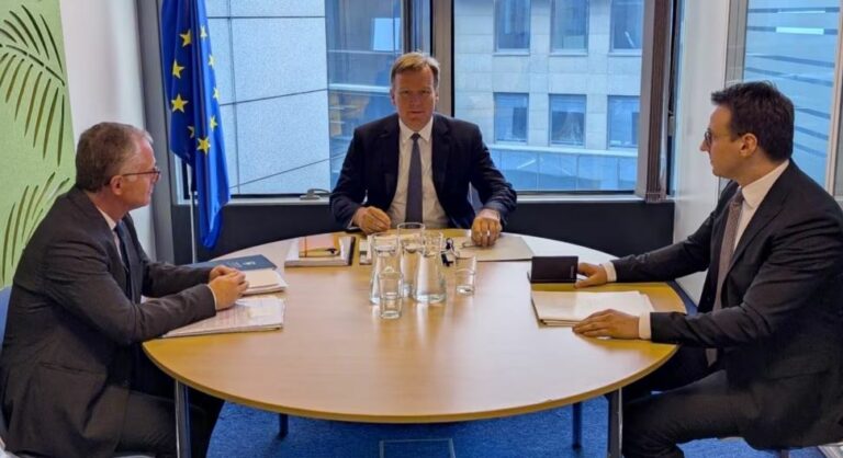 Pa sukses raundi i dialogut në Bruksel. Kosova kërkon heqjen e bllokimit për aderimin në organizata ndërkombëtare, Serbia insiston..
