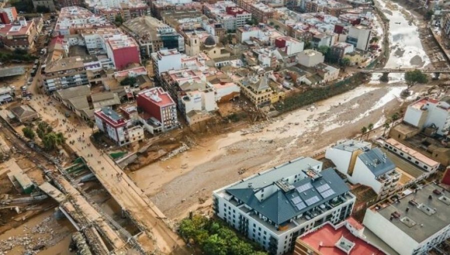 Panik në Ibiza të Spanjës, shirat e rrëmbyeshëm bënë që të mbyllen plazhet dhe shkollat