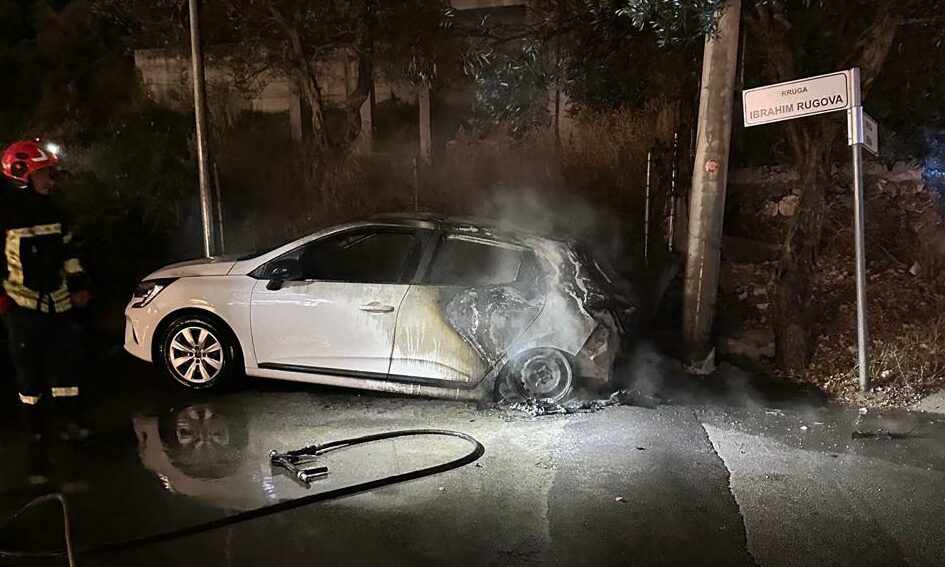 Panik në Ksamil, digjet një makinë me targa rumune në mes të qytetit