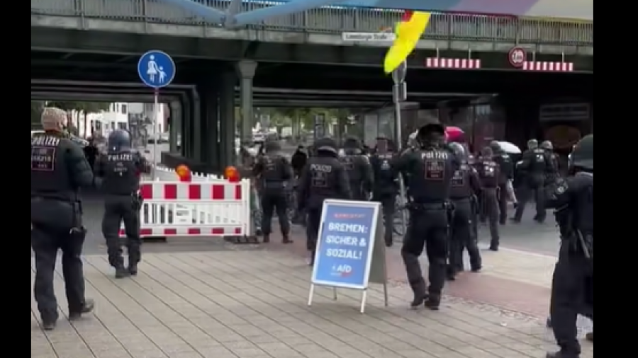 Parandalohet sulmi i ekstremistëve të majtë ndaj stendës së AfD-së