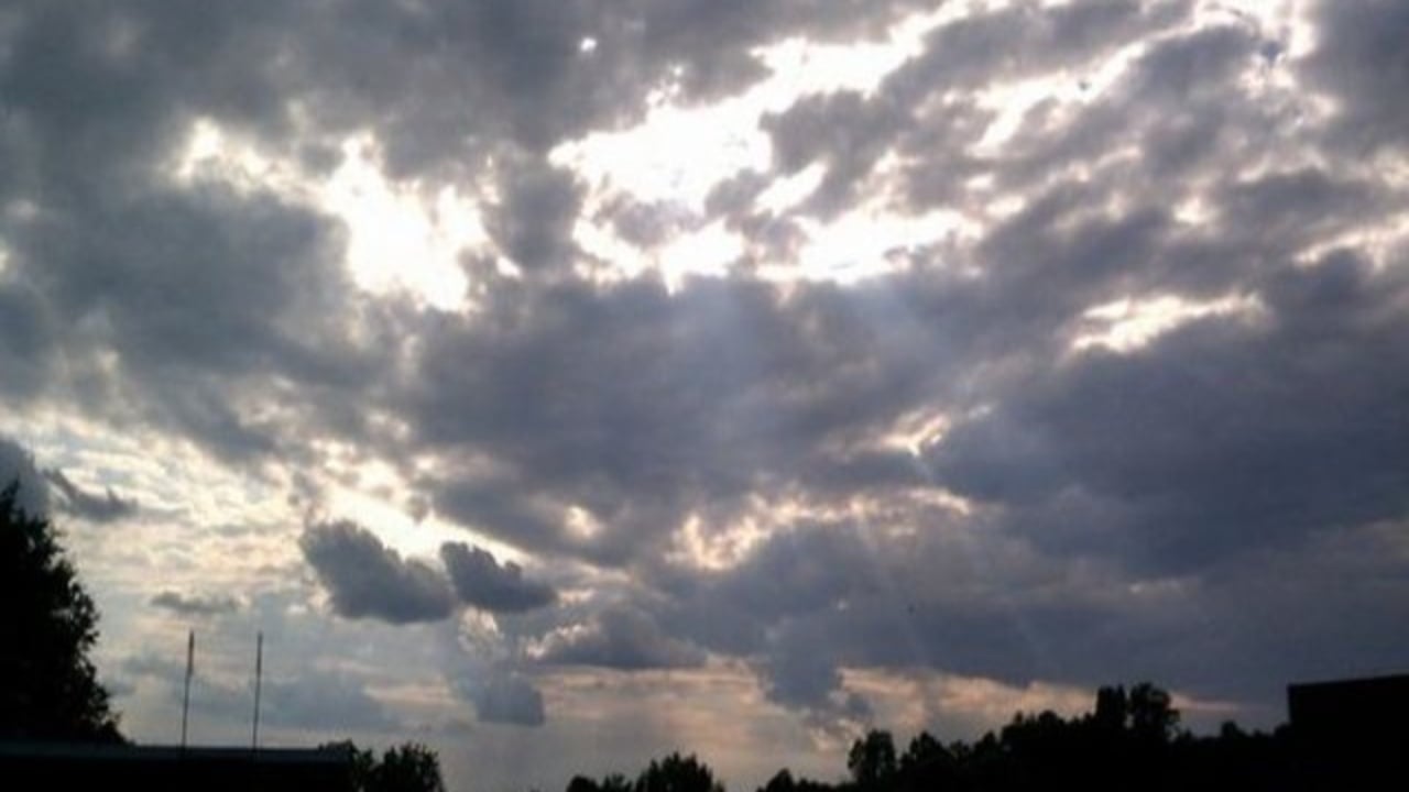 Parashikimi i motit/ Vranësira dhe reshje shiu, ulen temperaturat