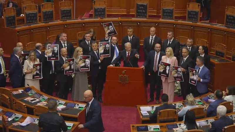 Parlament i ri, sherre të vjetra/ Berisha bllokon foltoren, Bardhi i prish mikrofonin Taulant Ballës