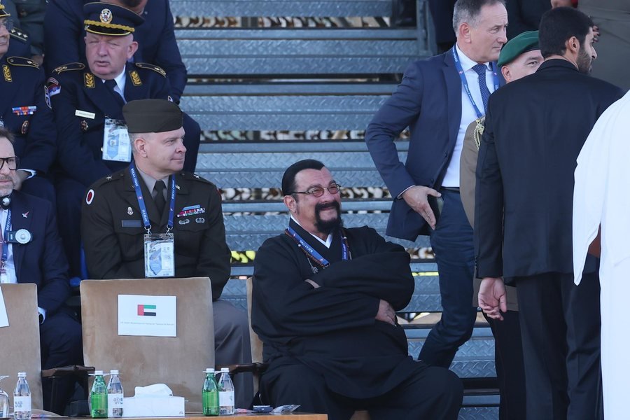 Pas shfaqjeve me Putinin, aktori i Hollywood del përkrah Vuçiç në paradën e ushtrisë së Serbisë