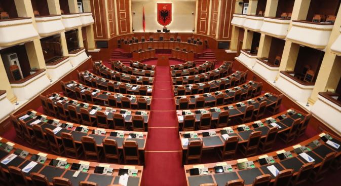 PD ankimon fitoren e PS, shtyn afatin e mbledhjes së parlamentit