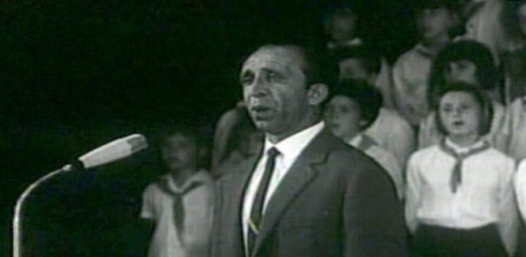 “Për ty Atdhe”, kënga e njohur e interpretuar nga Mentor Xhemali (teksti dhe video)