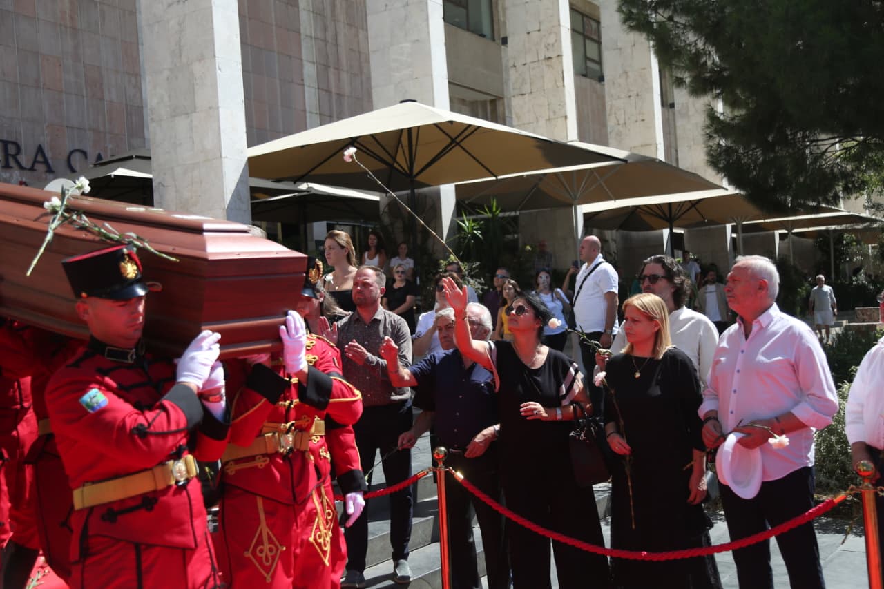 Përfundojnë homazhet për Dhimitër Anagnostin/ Kolosi i kinematografisë shqiptare përcillet me duartrokitje dhe karafila të bardhë (video)