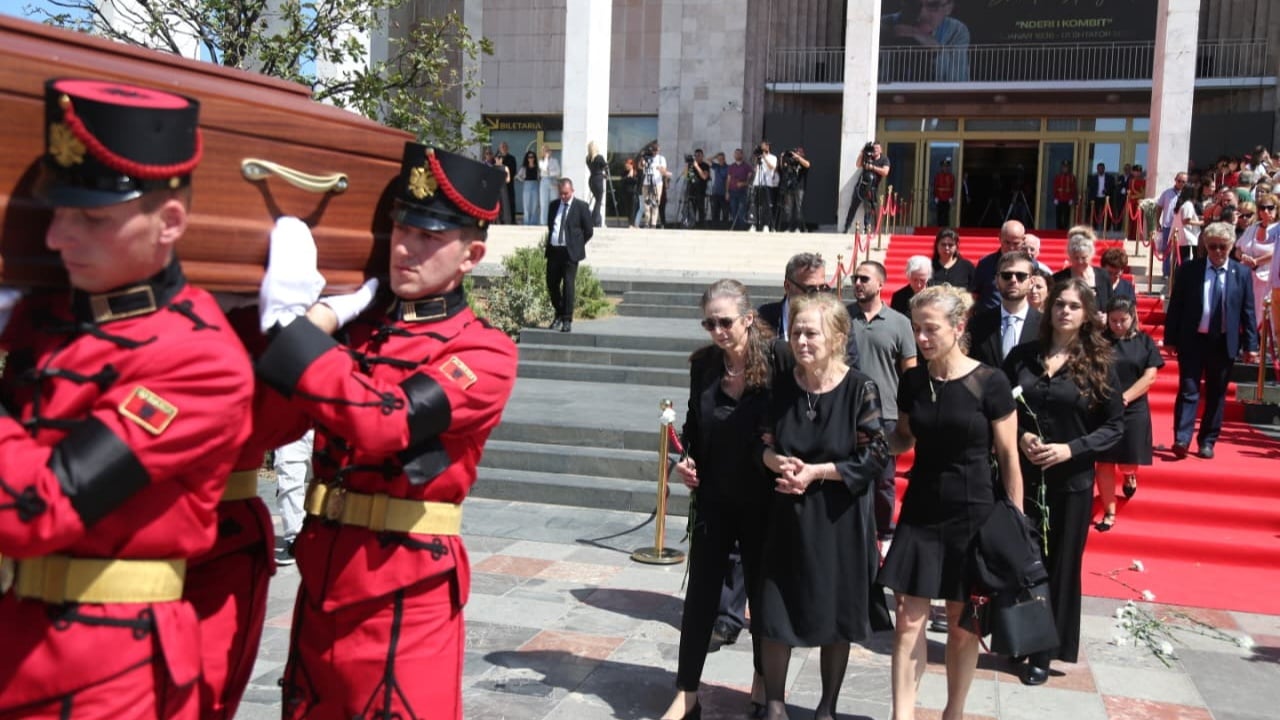 Përfundojnë homazhet për Dhimitër Anagnostin! Kolosi i kinematografisë shqiptare përcillet me duartrokitje dhe karafila të bardhë