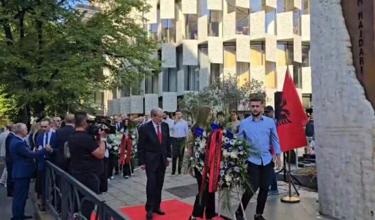 Përkujtohet Azem Hajdari/Berisha dhe deputetët e PD mbajnë homazhe pranë monumentit të tij