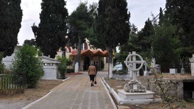 Përleshje e dhunshme mes dy familjeve në varreza/ Shqiptari godet me lopatë grekun, ofendoi vajzën e mitur