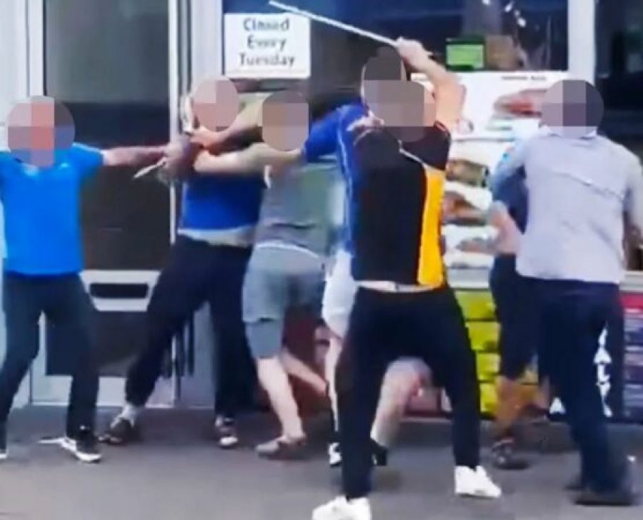 Përleshje masive mes dy familjeve turke jashtë një restoranti në Britani, grupet përdorën shpata, thika dhe shkopinj metalikë