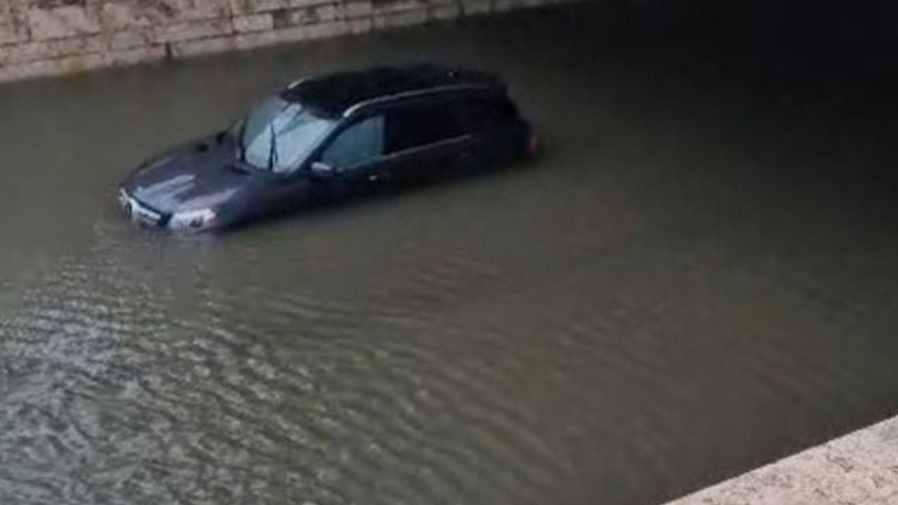 Përmbytet Durrësi, makinat mbesin të bllokuara në nënkalimin pranë portit