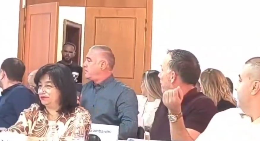 Përplasje në mbledhjen e Këshillit Bashkiak në Vlorë, ndërhyn policia – VIDEO