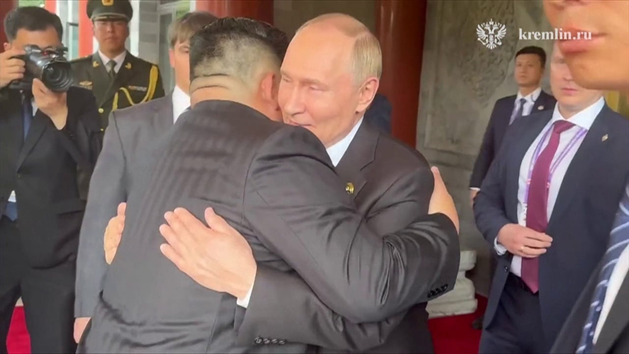 Përqafime të ngrohta dhe shtrëngime duarsh… Çfarë nuk u pa nga takimi Putin-Kim Yong Un