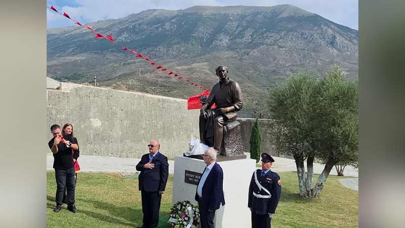 Përurohet busti i poetit Petrit Ruka në Tepelenë