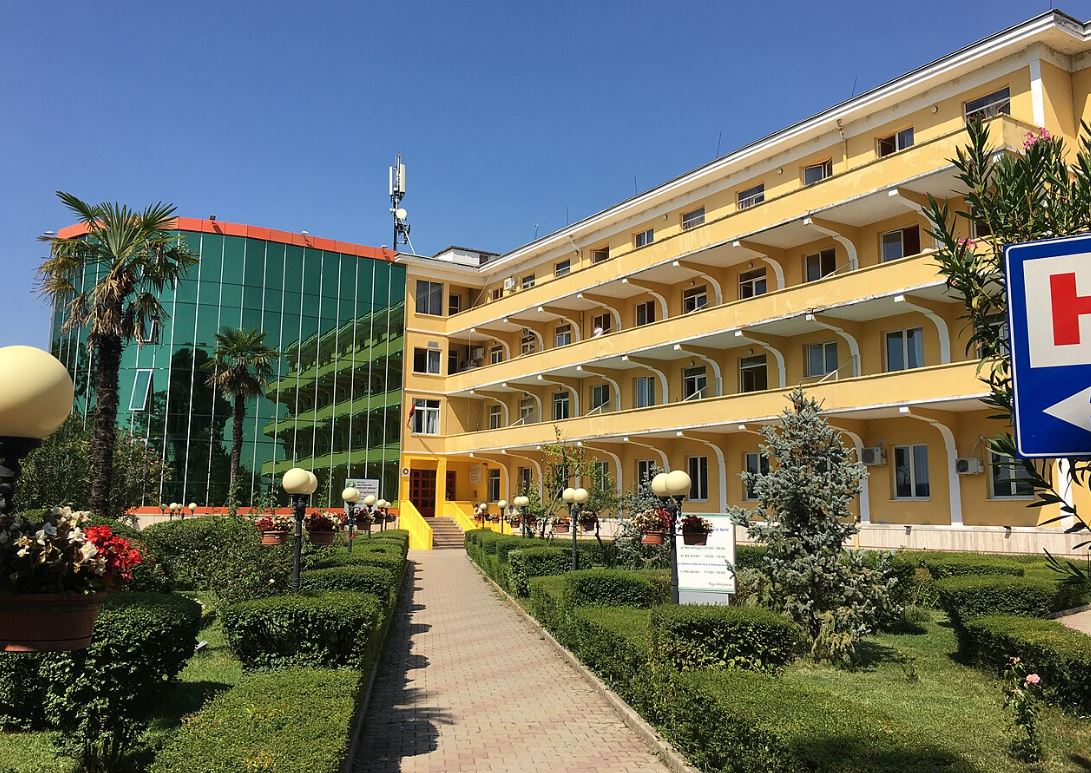 Plagosi infermierin me gërshërë te ‘Shefqet Ndroqi’, identifikohet mjeku radiolog në arrati (Foto)