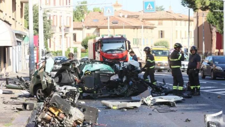 Po ndiqeshin nga policia, dy të rinjtë shqiptarë me makinë të vjedhur përplasen në një shtyllë