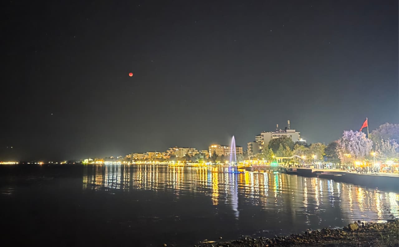 Pogradeci nën magjinë e “Hënës së Përgjakur”, pamjet spektakolare mbi liqen