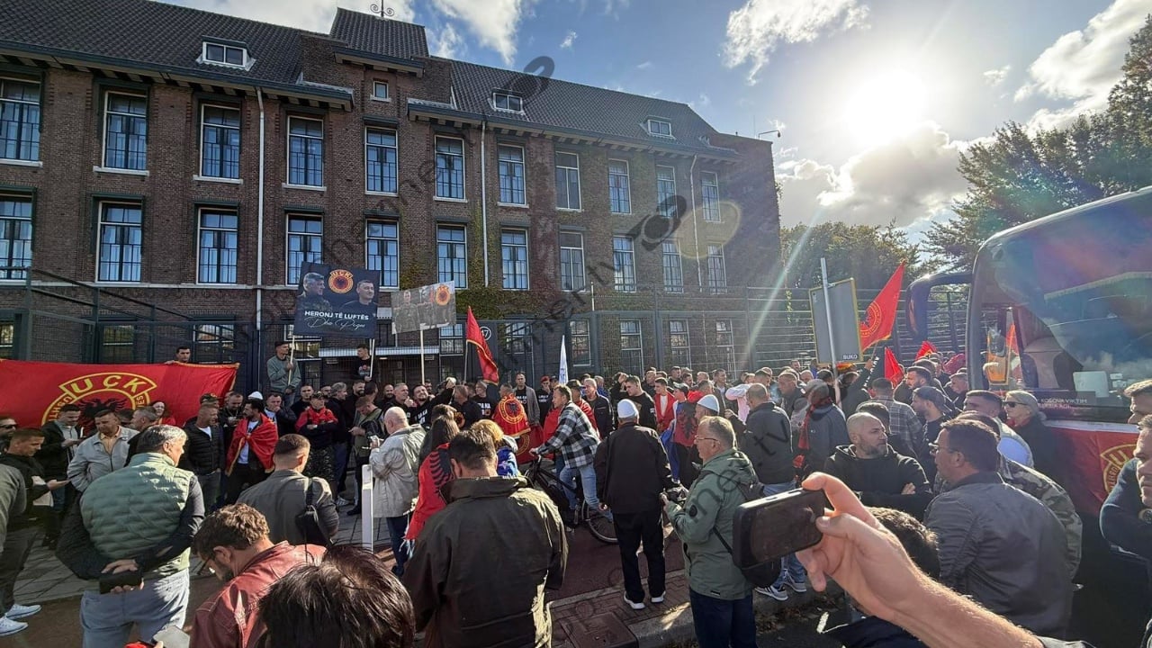 Policia holandeze ndalon shqiptarët të mblidhen para Gjykatës Speciale