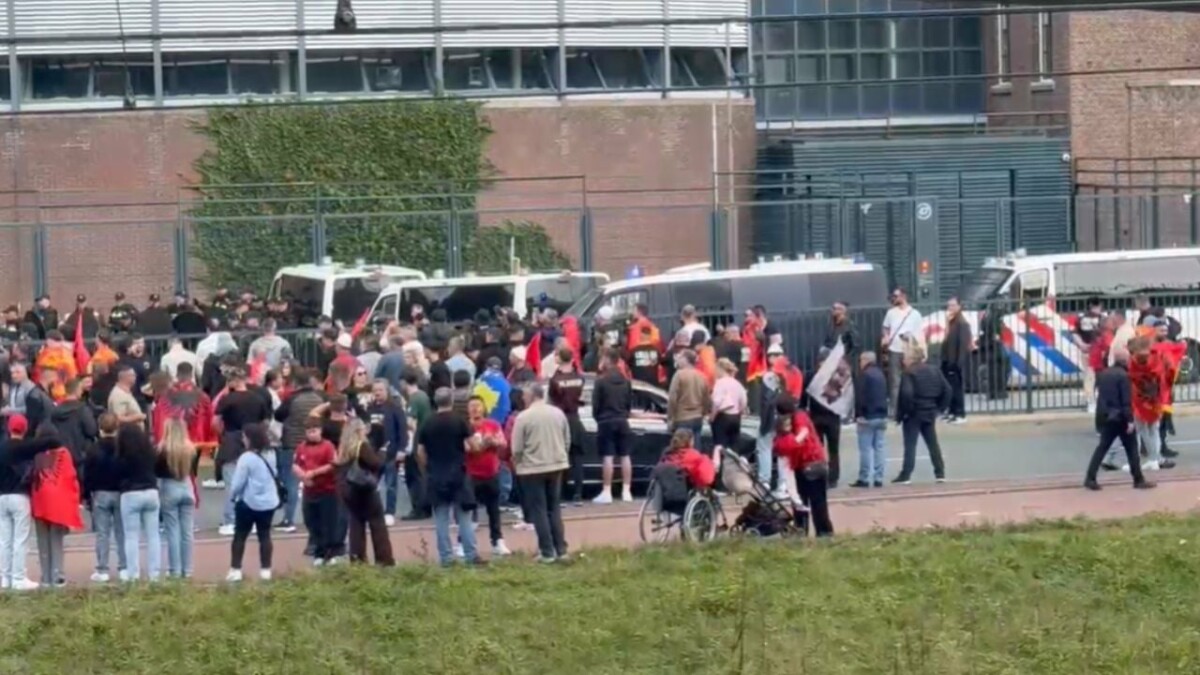 Policia pengon shqiptarët t’i afrohen Gjykatës Speciale, ngre helikopterë mbi Hagë