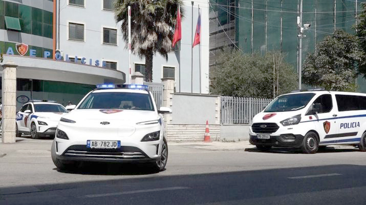 Policia zbardh vrasjen në Durrës, autori hyri në banesë për të blerë drogë, dy persona të arrestuar