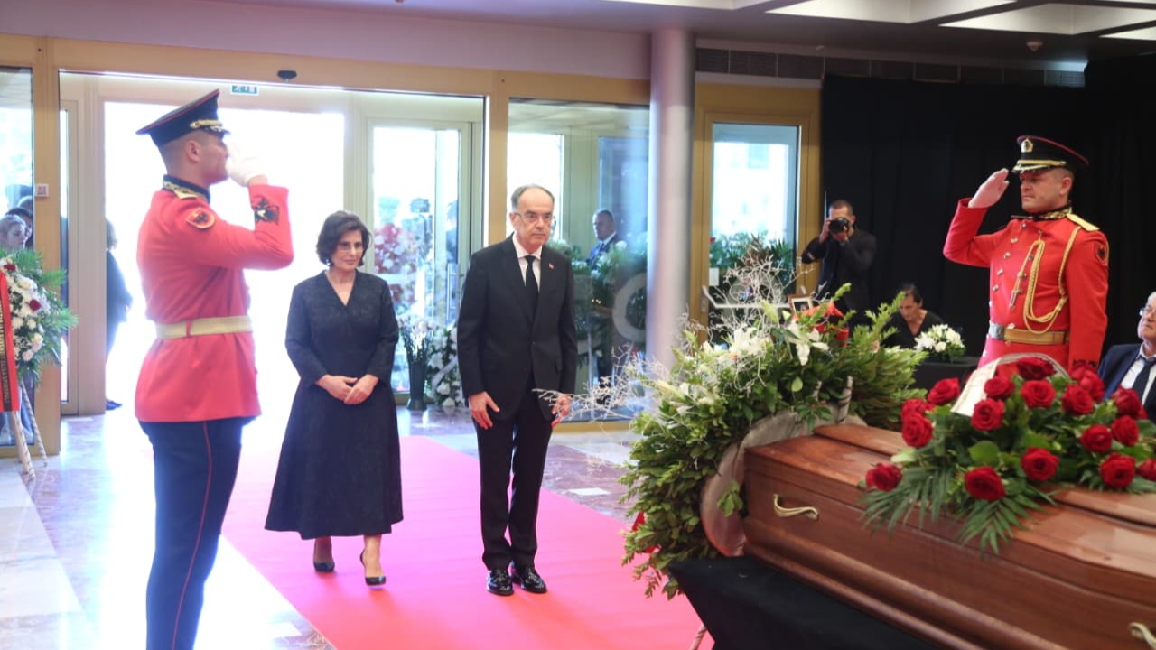 Presidenti Begaj merr pjesë në homazhet në nder të regjisorit Dhimitër Anagnosti