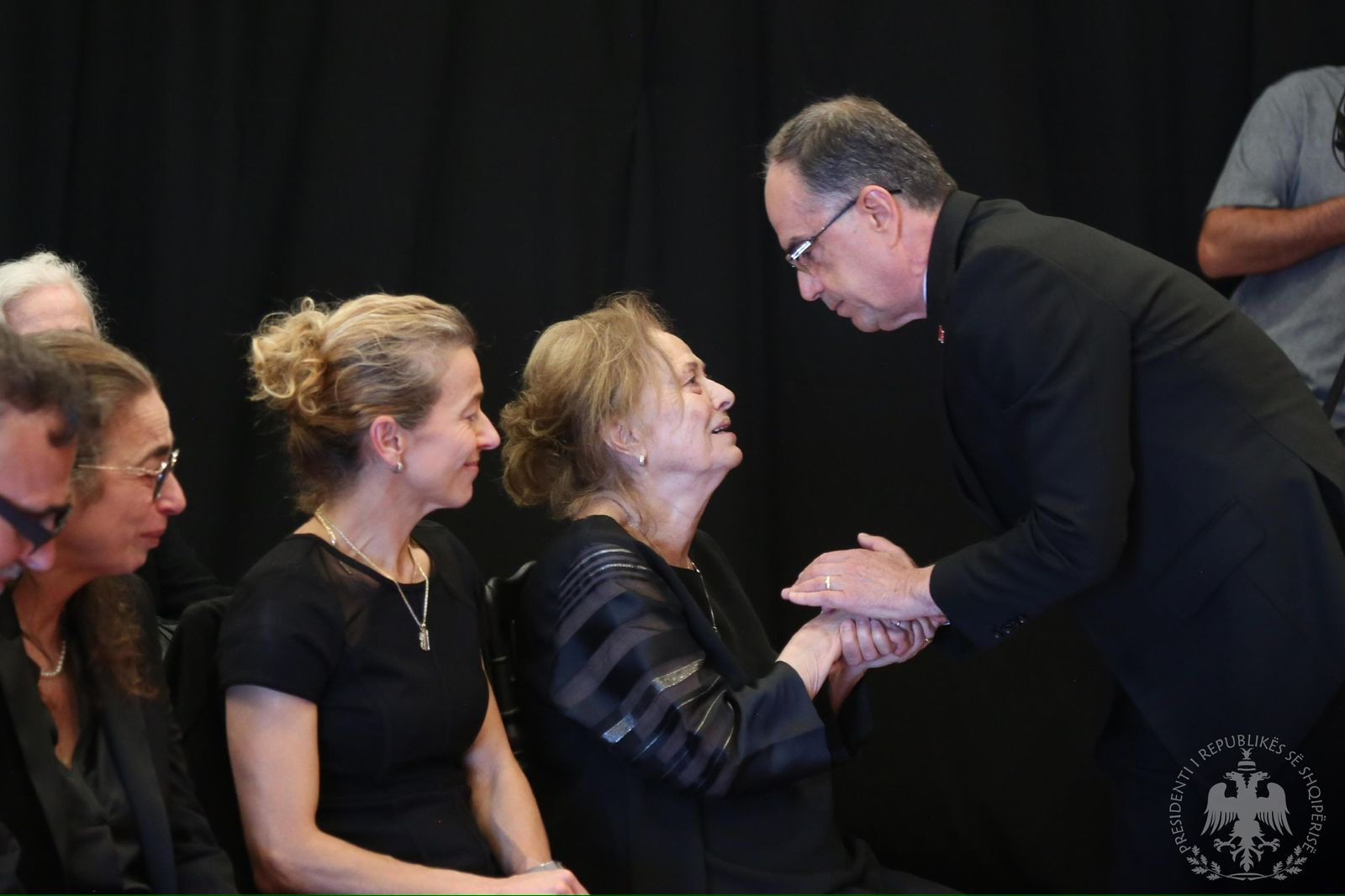 Presidenti Begaj merr pjesë në homazhet për regjisorin Dhimitër Anagnosti