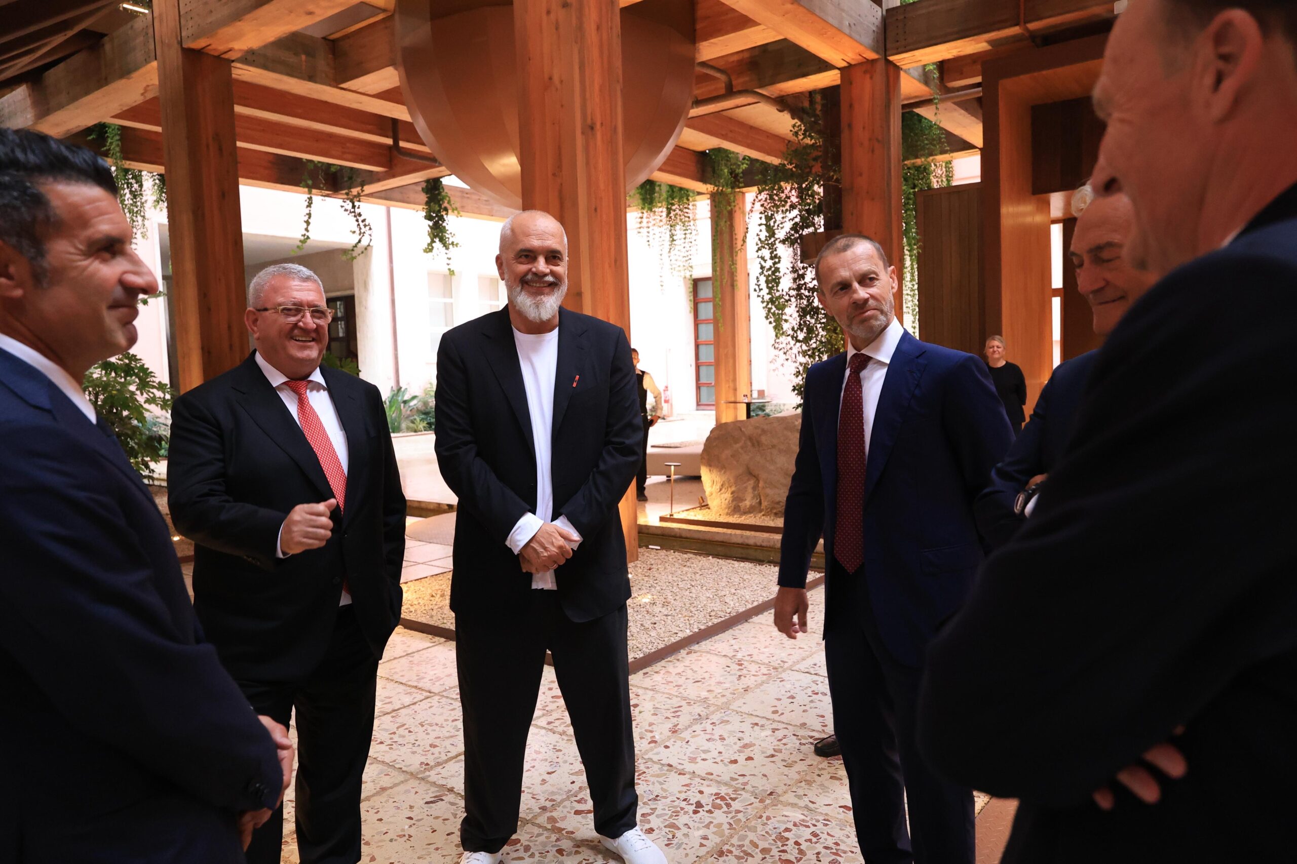 Presidenti Ceferin, Presidenti Duka & anëtarët e KE-së së UEFA-s, vizitë në Kryeministri, takohen me kreun e qeverisë Rama