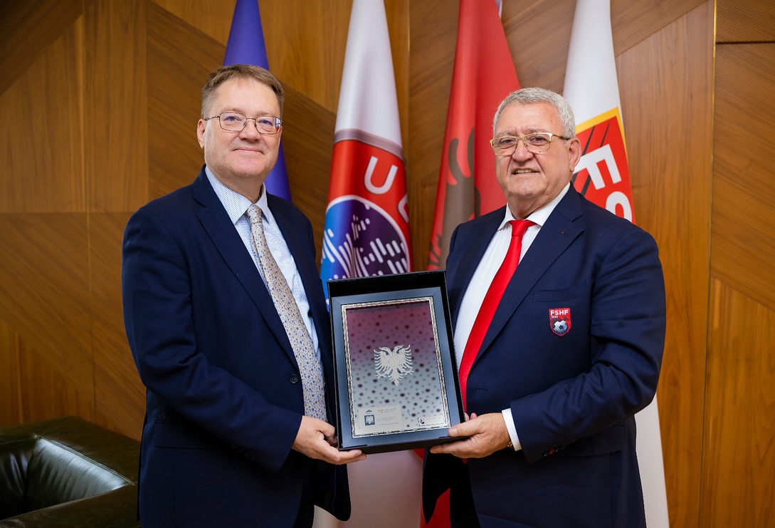 Presidenti Duka, takim me Ambasadorin e Britanisë së Madhe, Abbott. Në fokus organizimi i ndeshjes Shqipëri–Angli