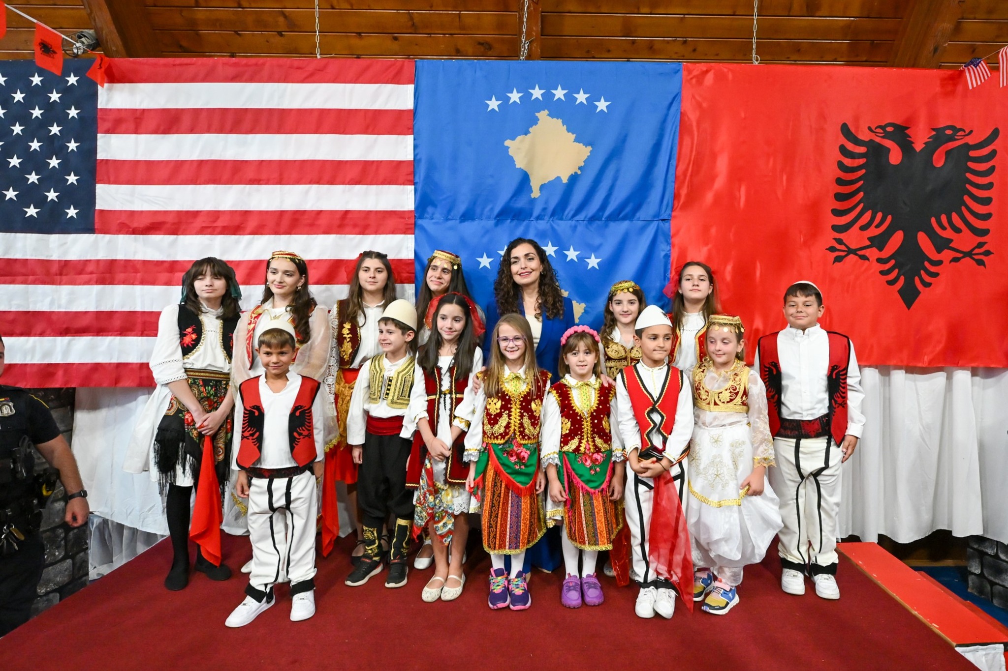 Presidentja Vjosa Osmani nis vizitën në SHBA me takime emocionuese me mërgatën shqiptare në Waterbury