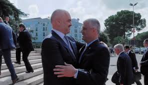 Protesta në Hagë, djali i Hashim Thaçit poston foton e babait të tij me Edi Ramën