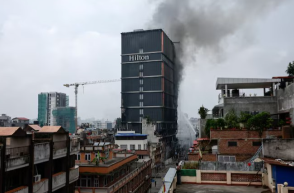 Protestat e dhunshme në Nepal, të rinjtë sulme ndaj rezidencave të elitës