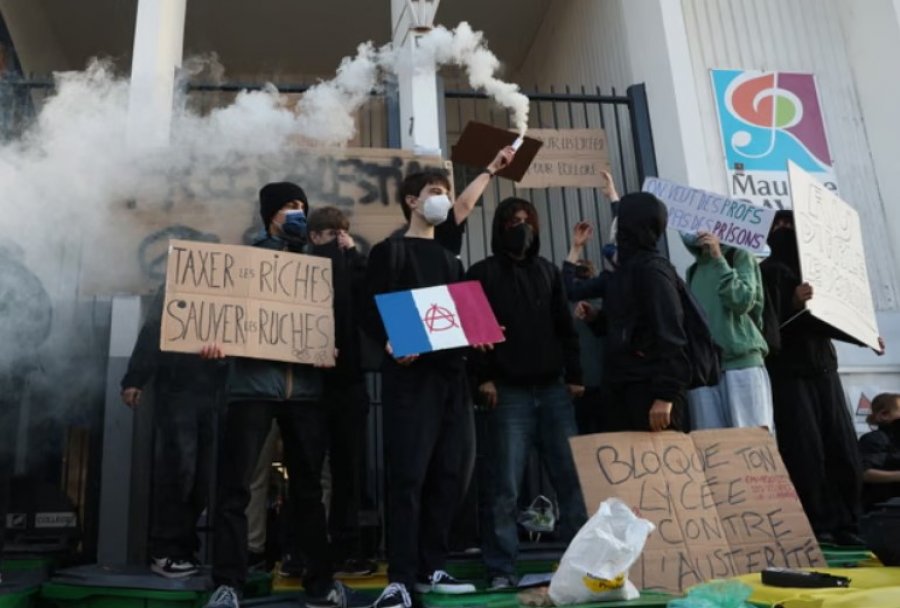 Protestat paralizojnë Francën, përplasje të ashpra me policinë