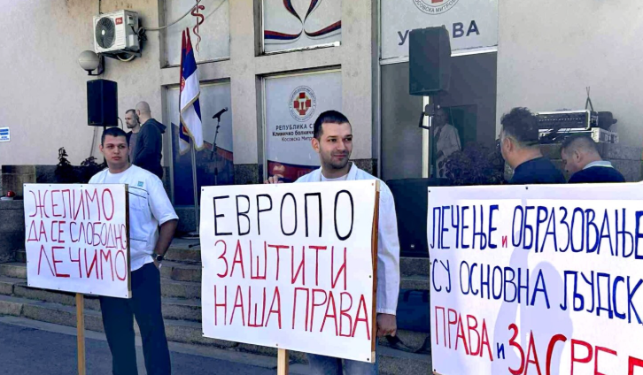 Protestojnë mjekët në veri, kundërshtojnë integrimin e shëndetësisë dhe arsimit në sistemin e Kosovës