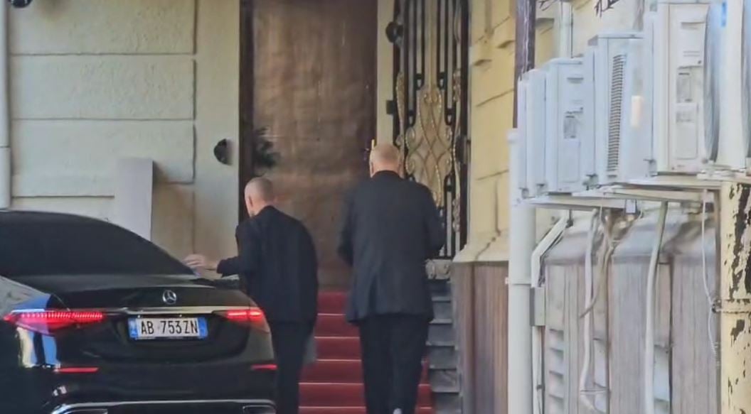 PS mbledh grupin parlamentar, i pranishëm edhe kryeministri Rama. Në fokus ndryshimet në rregulloren e Kuvendit