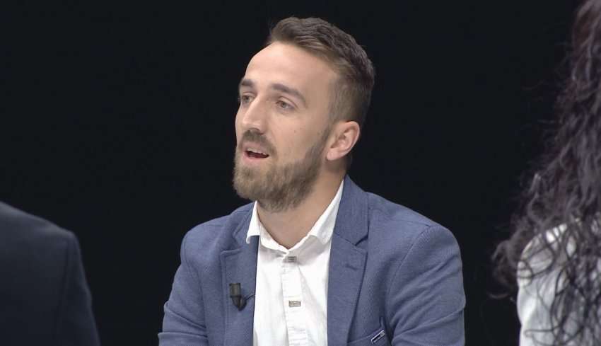 “PS mbyll gojën e gazetarëve”, gazetari paralajmëron bojkot të seancave plenare:Mazhoranca po e shndërron Kuvendin në..