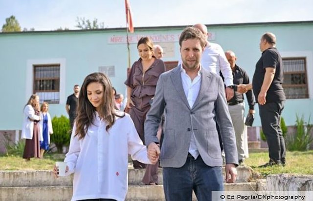 Pushime për çiftin! Princ Leka ndan një selfie me Blertën nga udhëtimi i tyre