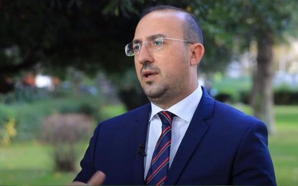 Qeveria e re, deputeti i PD: Si b**kët e pista që i kthen së prapthi e të duket sikur ke vesh të reja