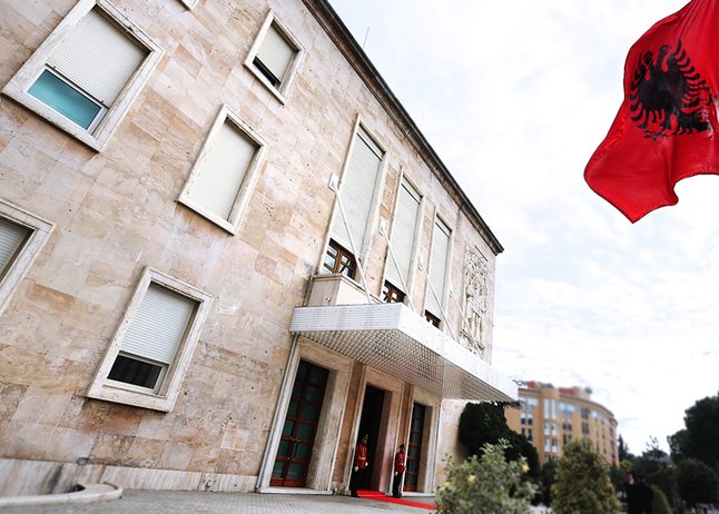 Qeveria e re/ Rama ndan foto-albumin me ministrat e kabinetit të ri