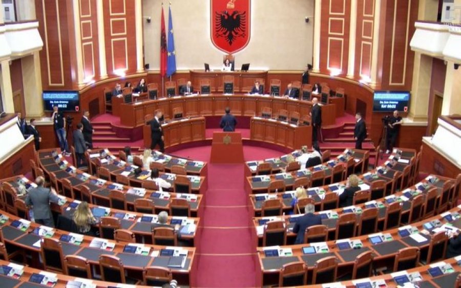 Qeveria fut në kuvend ligjin ‘Soros’, fshin ndarjen gjinore burrë-grua