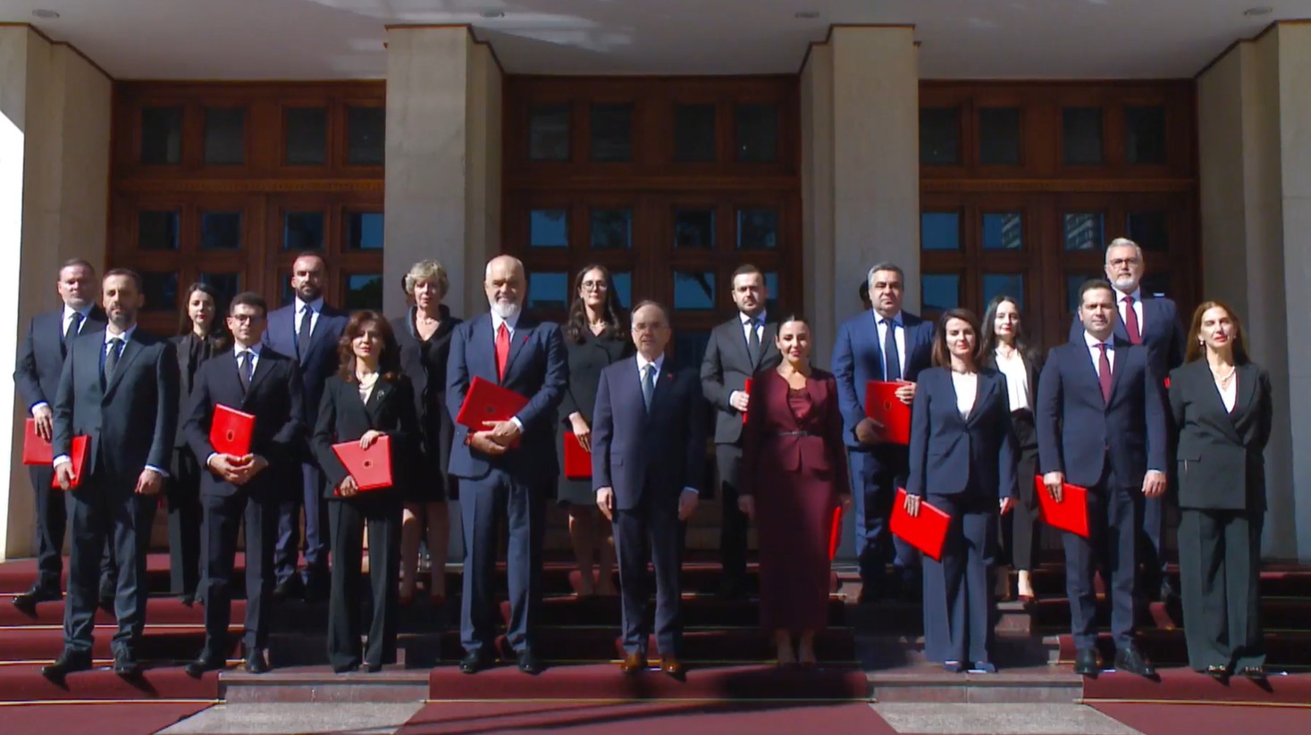 Qeveria ‘Rama 4’ nis zyrtarisht detyrën; Kryeministri dhe anëtarët e kabinetit betohen në Presidencë