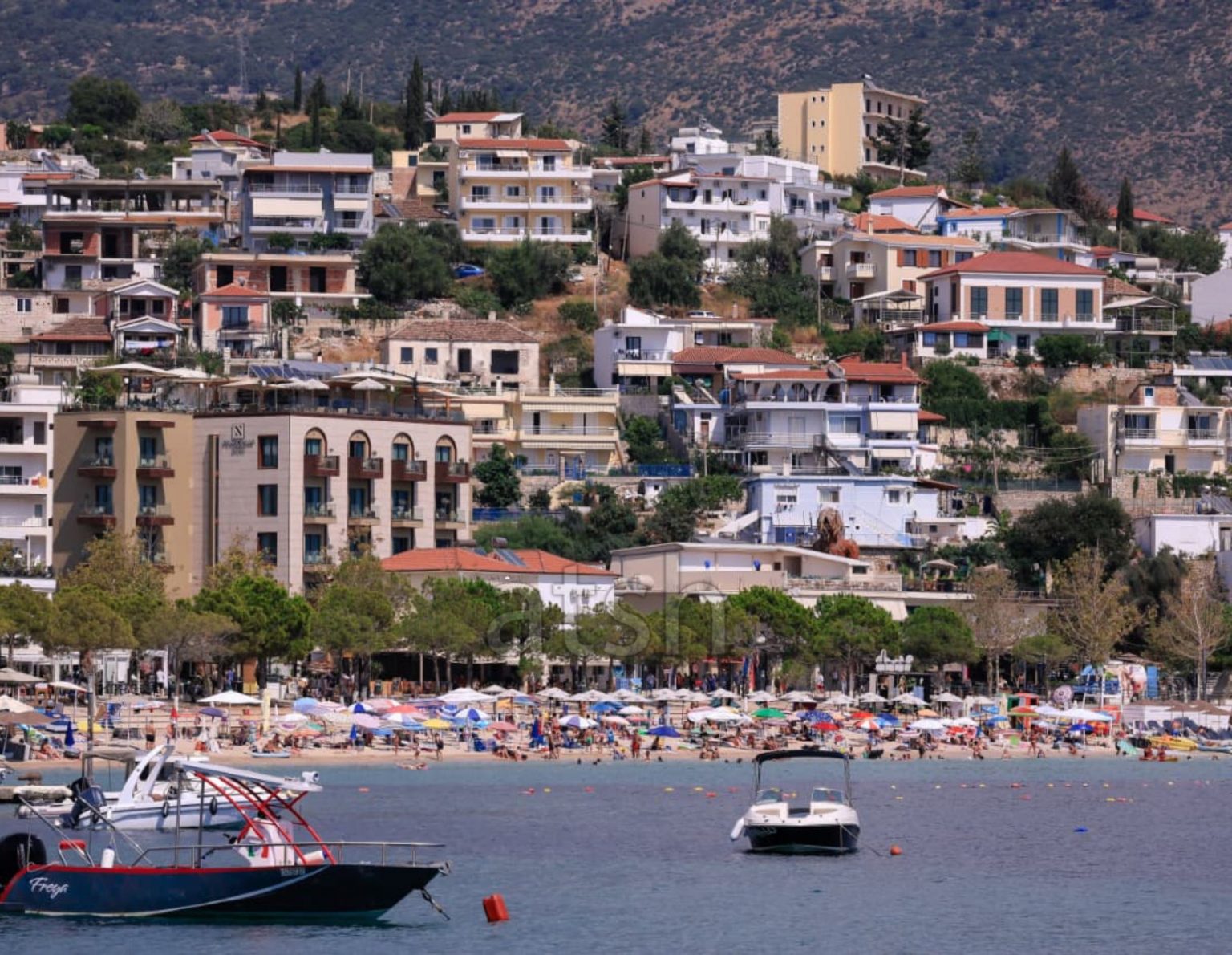 Qytetarë e turistë shijojnë plazhet e Himarës edhe në shtator