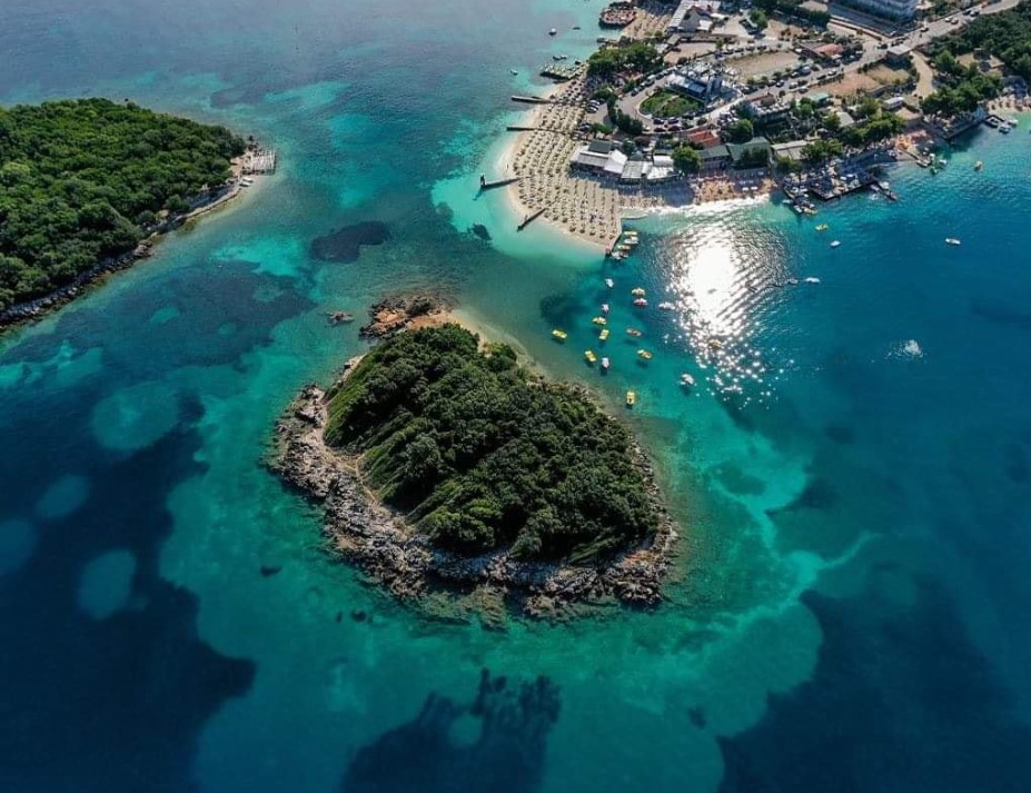 Rama: Ksamili, plazh i dhunuar. S’mund të jetë më pre e injorantëve që e shohin si tokë për t’u pushtuar, ku rrezikon të të penetrojë gozhda e ndryshkur