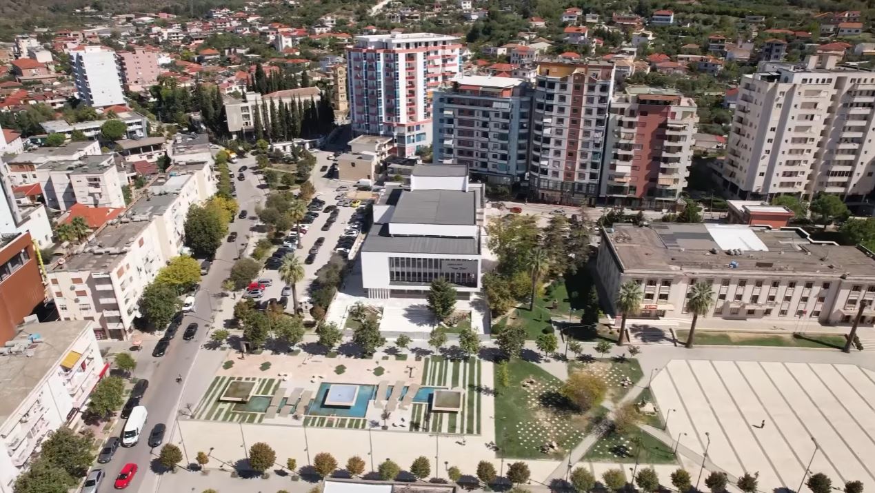 Rama uron të diel të mbarë me pamje nga rilindja e Qendrës së Artit “Vaçe Zela” në Lushnjë