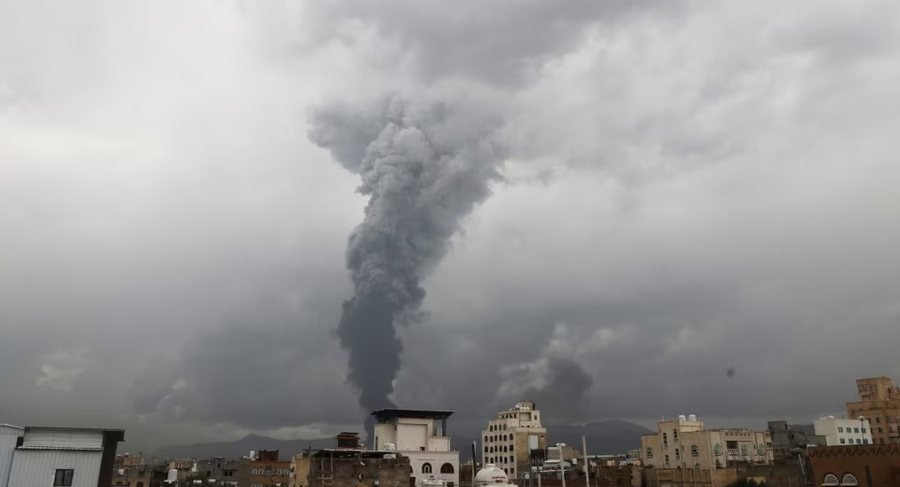 Rebelët Huthi thonë se Izraeli ka sulmuar kryeqytetin e Jemenit