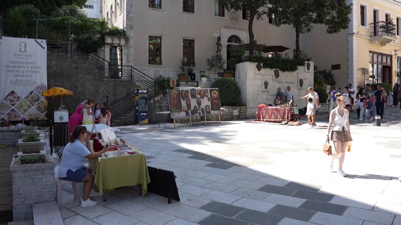 Rikthehet Panairi i Artizanit në Gjirokastër, mjeshtërit e punimeve rikthejnë atmosferën mesjetare të pazarit