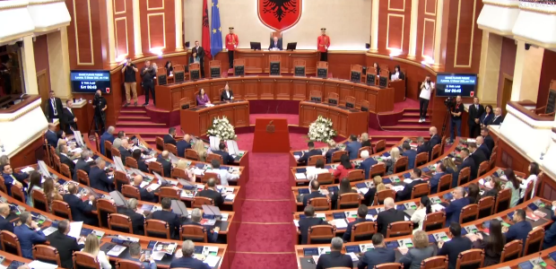 Rinis seanca në Kuvend, betohen140 deputetët