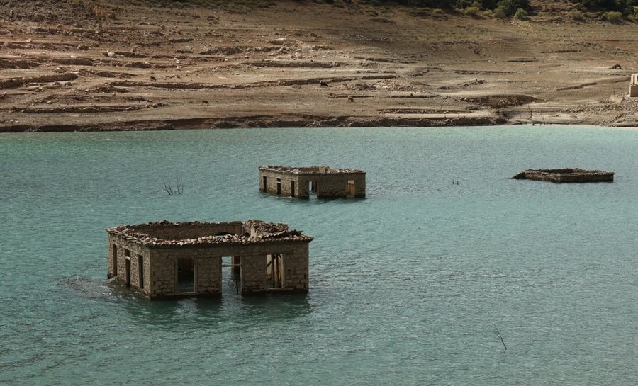 Rishfaqet fshati i ‘humbur’, po thahet liqeni që furnizon me ujë miliona banorë të Athinës
