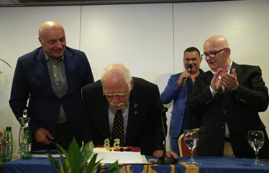 “Rotary Club” nderon aktorin Reshat Arbana për 85-vjetorin e lindjes